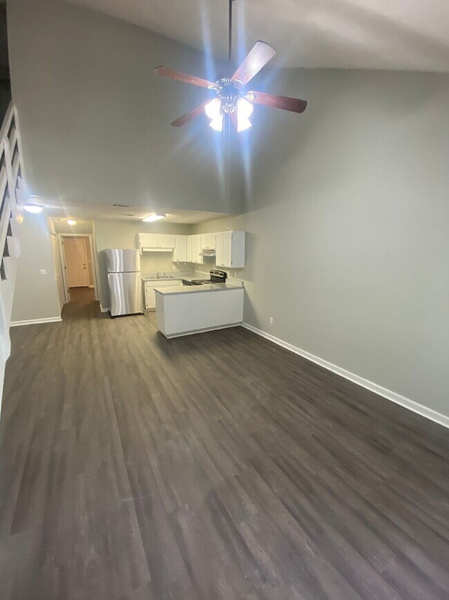 Foto del edificio - Freshly Remodeled 2 BR 2 BA Townhome Available Now! Beautiful New Flooring, Paint, And More!