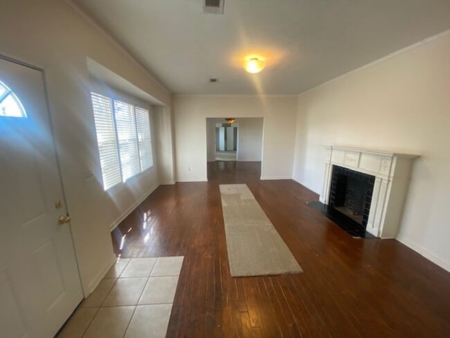 Building Photo - Large home located at 109 River Park Drive