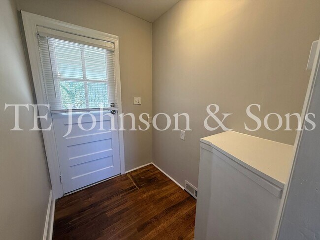 Foto del edificio - Charming 2BR Home Near Silas Creek Pkwy with Hardwood Floors & Carport