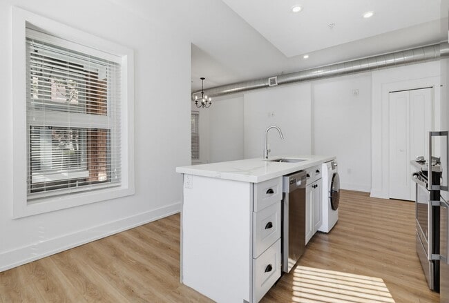 Building Photo - Stunning 1 Bedroom In Durand with Roof Top Terrace