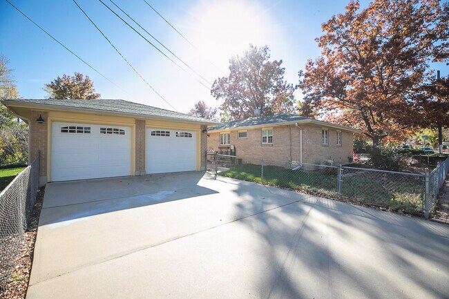Building Photo - 3505 Martin Dr