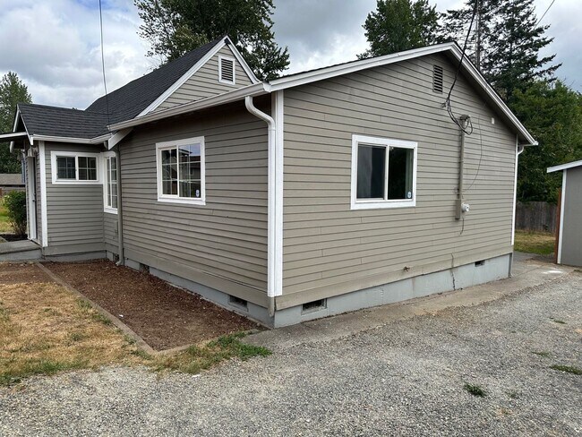 Building Photo - Beautiful 2 bedroom house with large yard ...