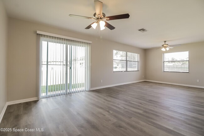 Foto del edificio - 568 Gardenia Cir