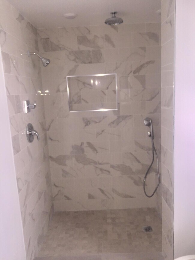 Building Photo - 124 S Oakhurst Dr