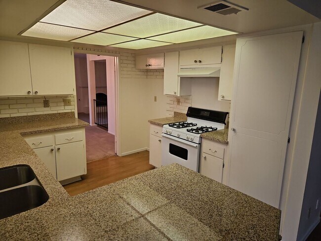 Foto del edificio - Spacious 4-Bedroom Home with Large Backyard & Covered Patio!