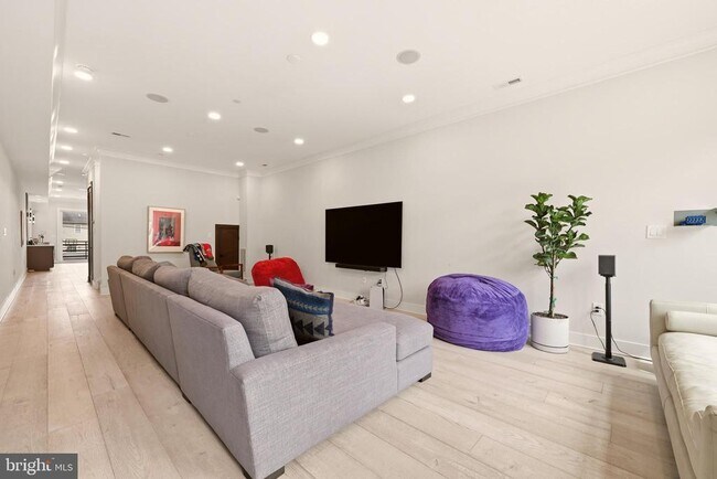 Foto del edificio - 3554 13th St NW