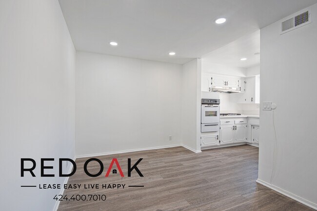 Building Photo - Fantastic Two Bedroom with Large, Sunny Wi...