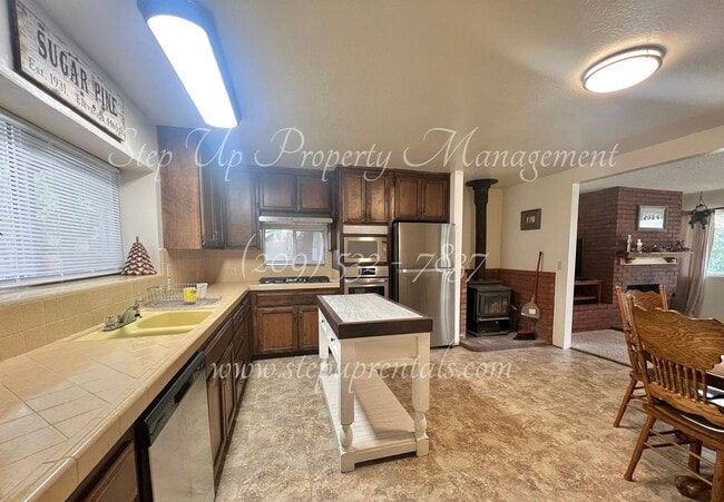 Foto del edificio - Spacious 5-Bedroom Retreat with Private Lake Access in Twain Harte!