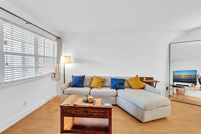 Foto del edificio - 2715 NE 49th St