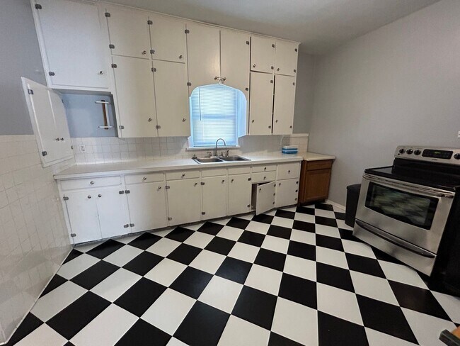 Foto del edificio - 3 Bedroom 1 Bath Large House with Garage & Many Amenities