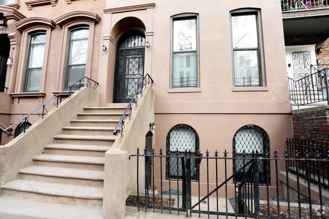 Building Photo - 580 Henry St