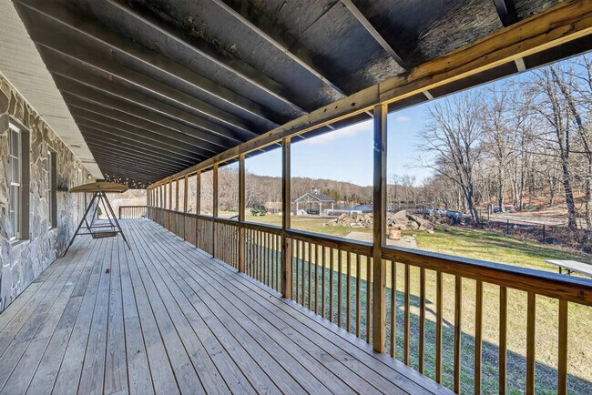 Foto del edificio - 443 Clove Rd