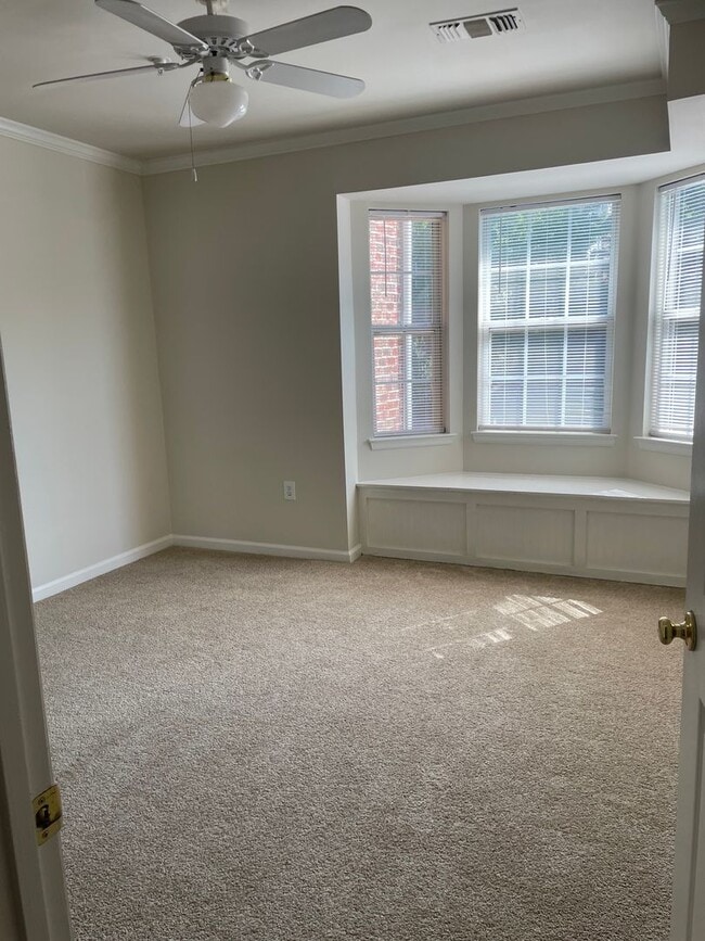 Building Photo - One Bedroom Apartment available now for $1600!