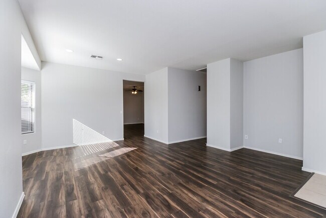 Foto del edificio - 3402 N 129th Dr