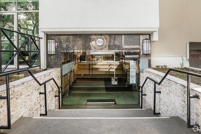 Entrada - 814 S Wooster St