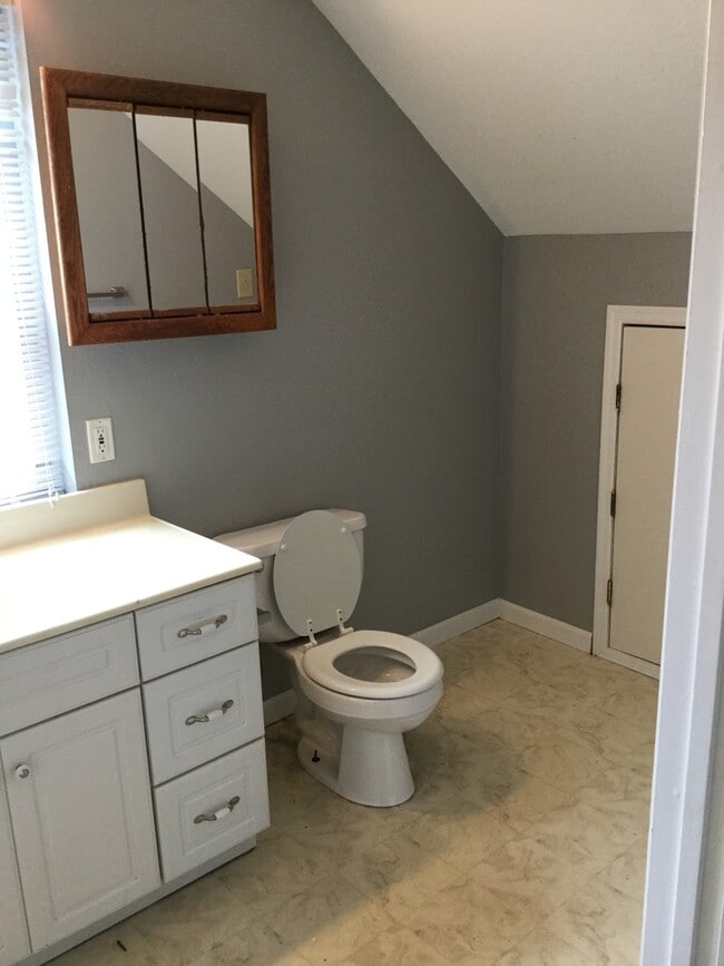 Building Photo - large 3br 2 bath home with full basement &...