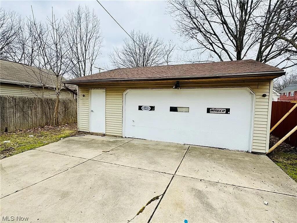Building Photo - 11201 Parkview Ave