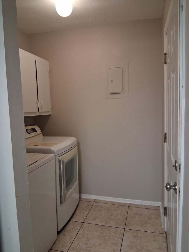 Foto del edificio - 409 Lakebend Pl