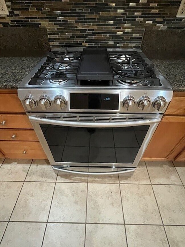 Foto del edificio - Available Now!