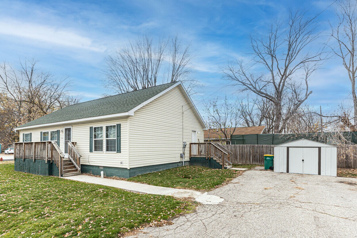 21704 Middlebelt Rd, Farmington Hills, MI 48336 House Rental in
