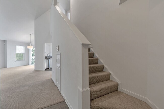 Foto del edificio - Luxurious 2 Level 2 Bedroom + Den 3 Bathro...