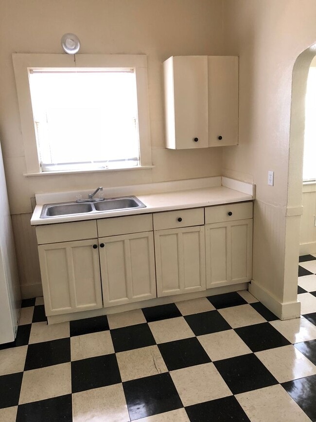 Building Photo - Adorable 7 bedroom house across from CSUC!! Available July!