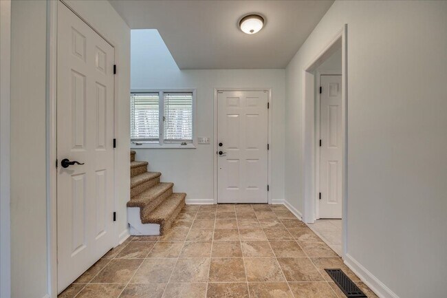 Foto del edificio - River Hills: 3 BR with 2 Full & 2 Half Baths