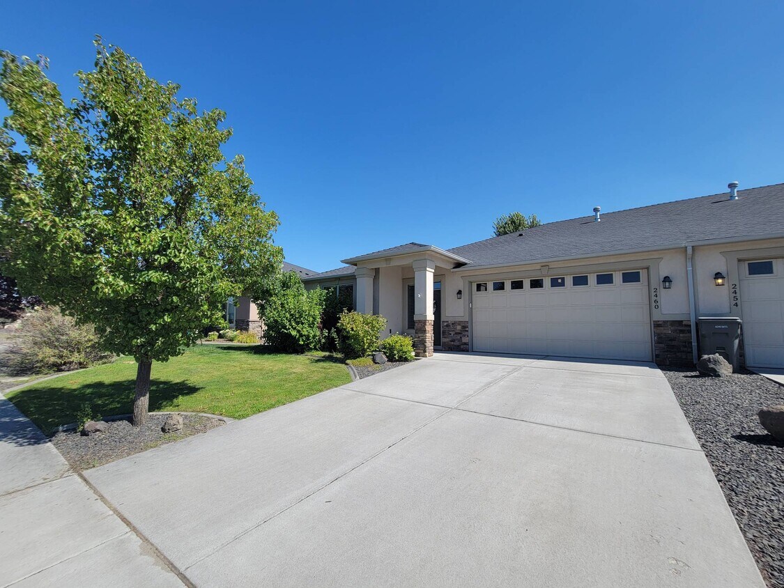 Foto principal - 2460 Bramasole Dr Way