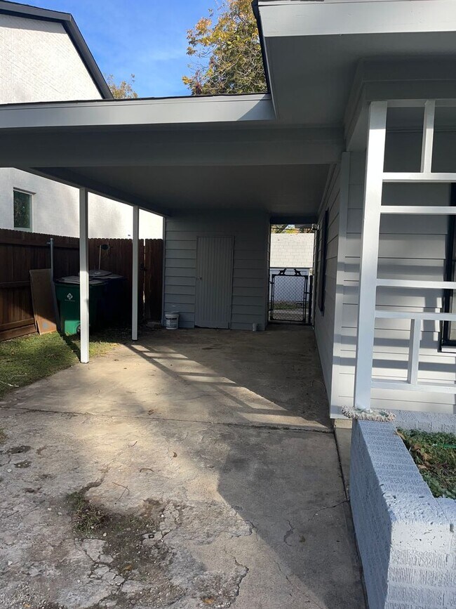 Building Photo - 5816 Trigg