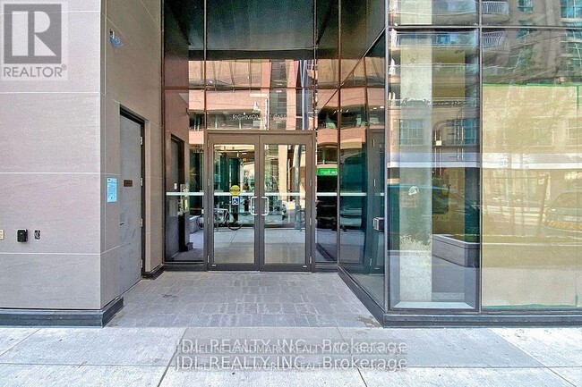 Building Photo - 25 Richmond St E