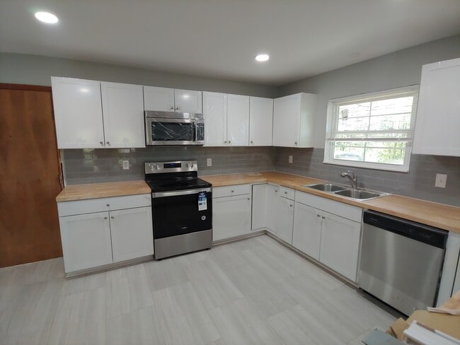 Kitchen - 115 Elm St