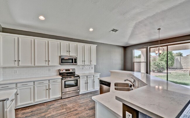 Building Photo - 14284 W Woodbridge Ave