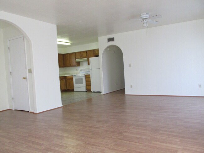 Sala de estar - 631 N Sartillion Ave