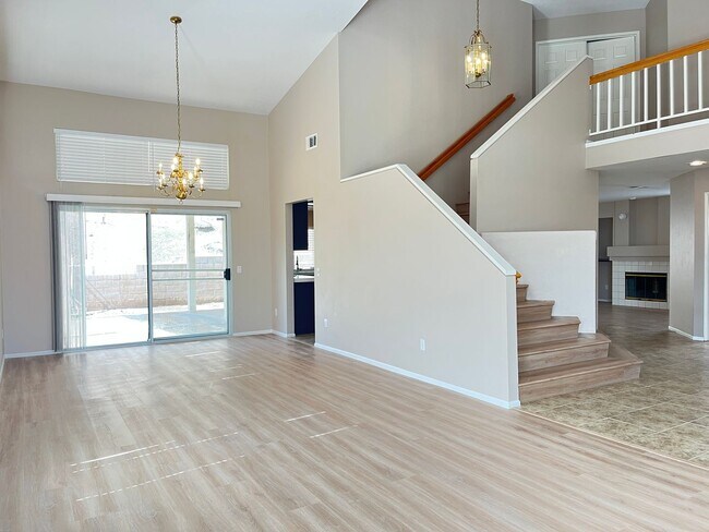 Foto del edificio - Large 4 bedroom home in Orangecrest for rent!
