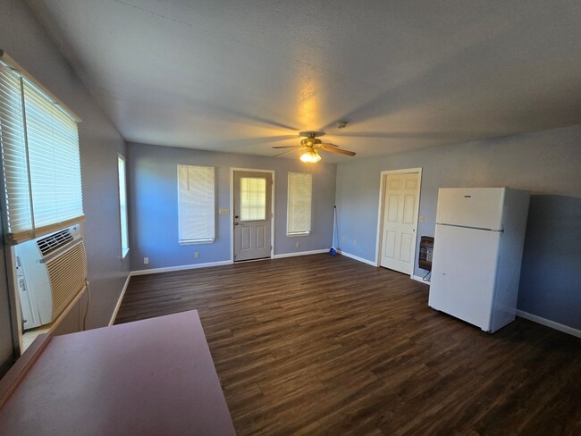 Building Photo - 1 Bed/ 1 Bath Duplex • Partial Utilities Included • Desha