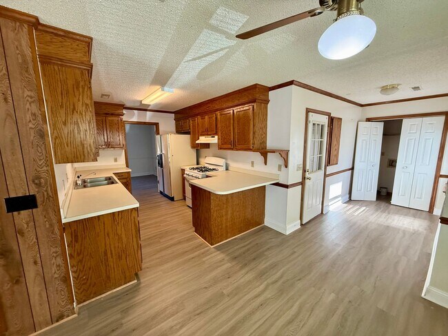 Foto del edificio - Charming Brick Home in Rembert!