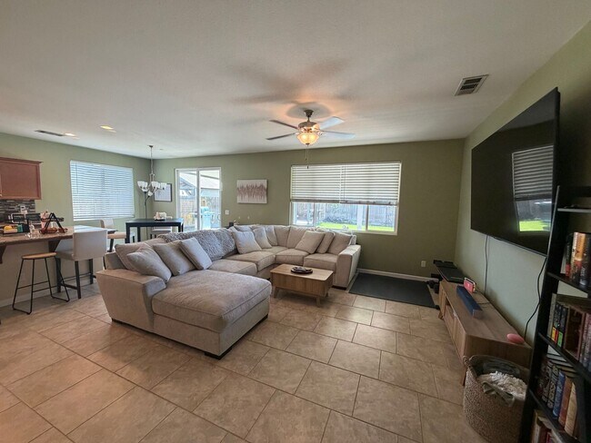 Foto del edificio - Adorable 3 Bedroom, 2 Bathroom Home in a Quiet North Hanford Neighborhood