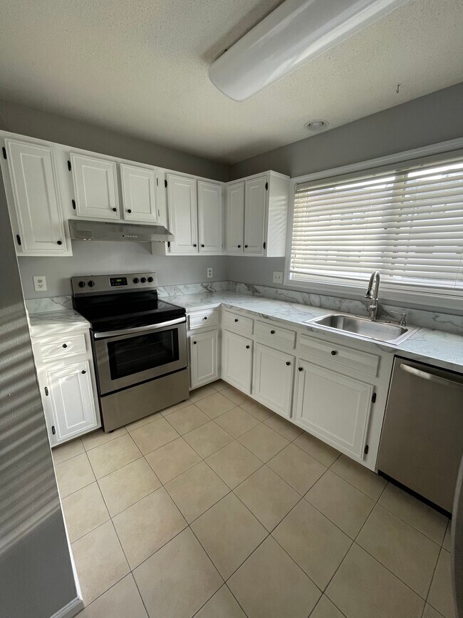 27 Crows Nest Ln Unit 11B, Danbury, CT 06810 Condo for Rent in