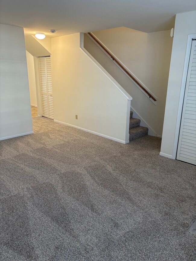 Sala de estar - 2 dormitorios - Village Green Townhomes