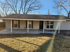 Building Photo - 3000 Ray Wood Dr