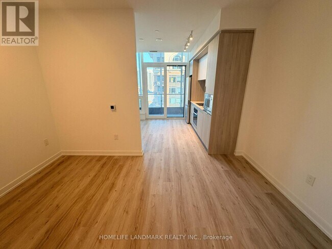 Photo du bâtiment - 395 Square One Dr