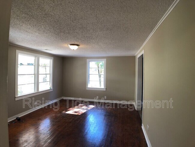 Building Photo - 2164 Circle Dr