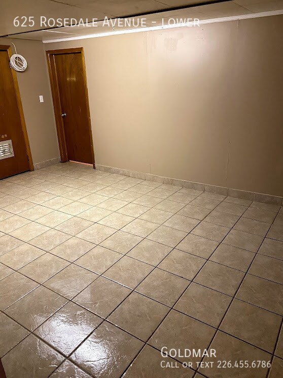 Building Photo - all inclusive 3 bedroom Walking distance to the University!  With parking