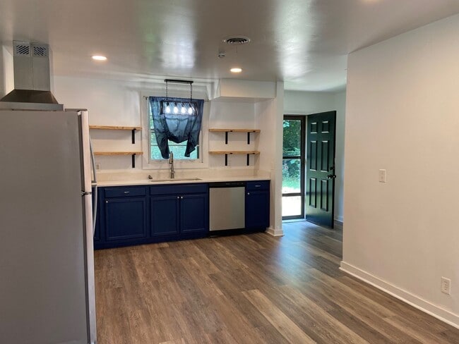 Building Photo - 3/1 Brick Home in East Nashville Available...
