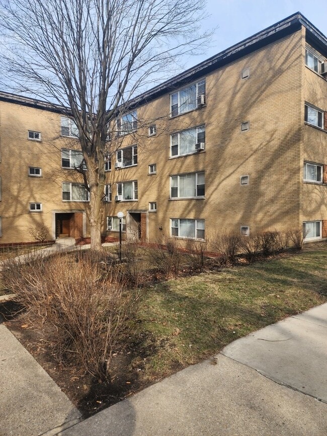 Building Photo - 6146 N Damen Ave