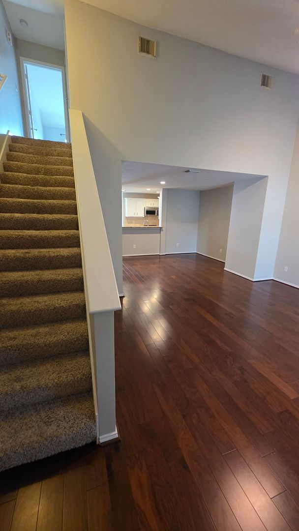 Building Photo - Charming Townhome near Memorial Park!