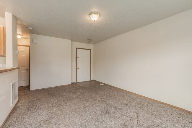 Foto del edificio - 3 bed 2 bath duplex with sprinkler system