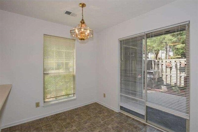 Foto del edificio - 1015 Rock Creek Ln