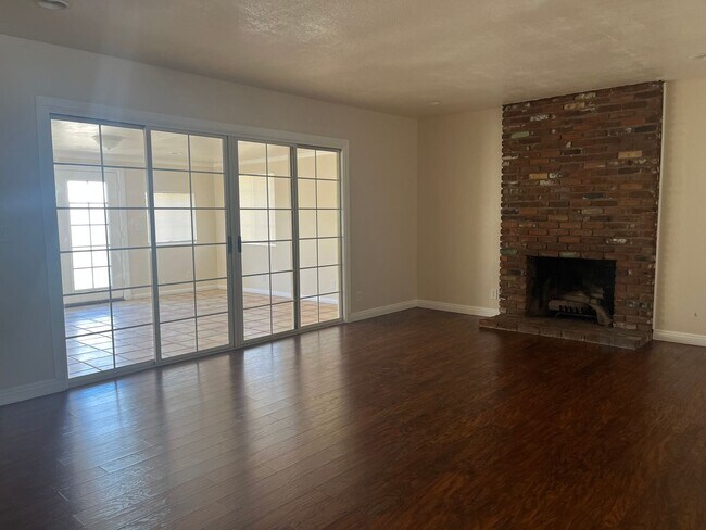 Building Photo - 4 bedroom 2bathroom Home Available now!