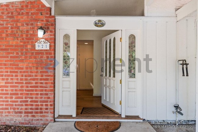 Building Photo - 921 Lakebird Dr